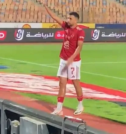جماهير الأهلي تهتف ضد تريزيجيه.. وتصرف مفاجئ من اللاعب