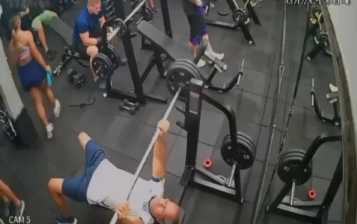 وفاة رجل كبير داخل صالة